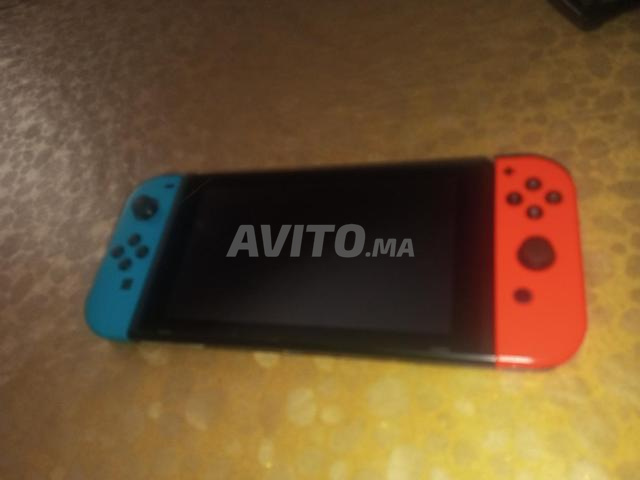 Nintendo Switch en bon état avec FIFA 22 et un autre jeu