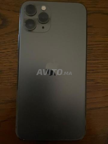 iPhone 11 Pro. 256 Go. 92% batterie. Écran changé.