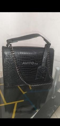 حقيبة سوداء بتصميم YSL كروكو فاخر - حالة ممتازة - 2