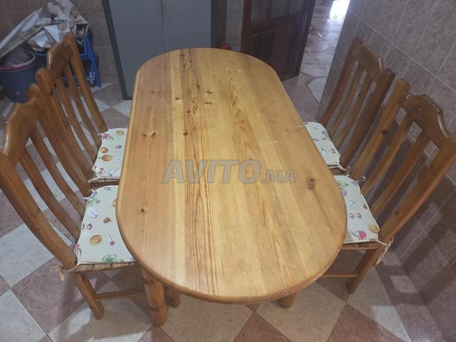 Table à manger avec six chaises - 2