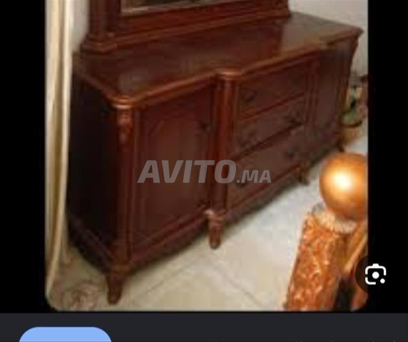 Armoire en bois avec miroir