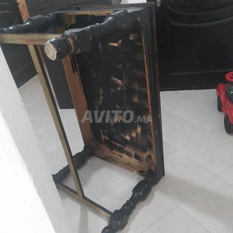 Bonjour, cette table est encore propre - 2