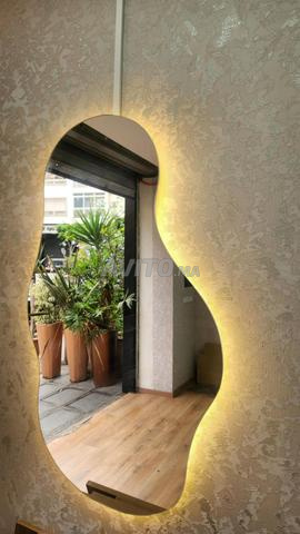 مرآة بإضاءة LED