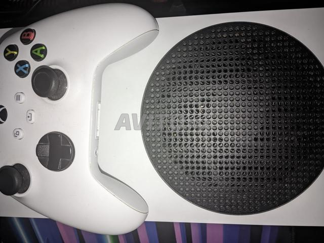 Xbox Series S نظيفة معها حساب عادي (صورة)