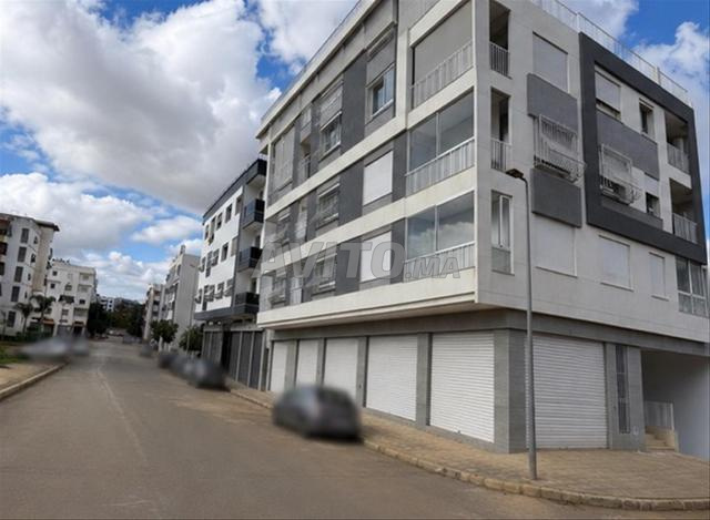 Magasins commerciaux neufs à vendre