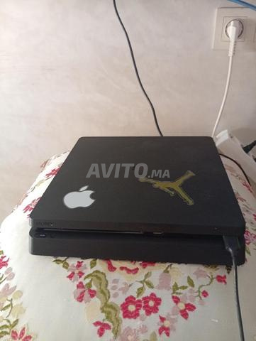 PS4 Slim à vendre prix raisonnable avec manette originale et disque
