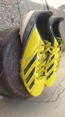 حذاء كرة قدم أصفر مقاس 38 - Adidas 279 درهم