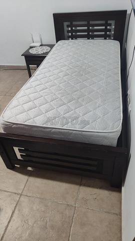 سرير خشبي، مرتبة، طاولة جانبية - 2