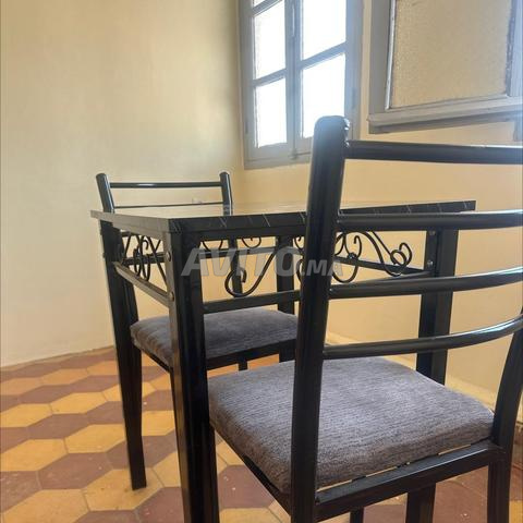 Table et deux chaises - 2