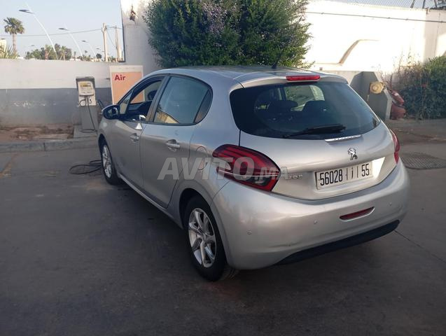 Peugeot 208 modèle 2017 bien équipée - 2