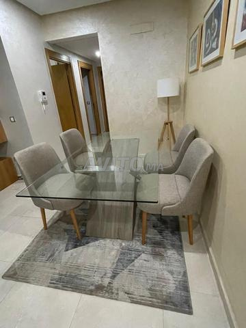 Table à manger en verre avec 4 chaises grises - 2