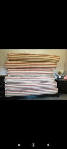 Salon à vendre avec bois, banquettes et deux coffres - 2