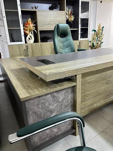 ⚜️ Bureau de directeur luxueux au design élégant avec chaises en cuir de couleur royale - 2