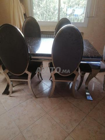 الطاولة بحالة جيدة جداً