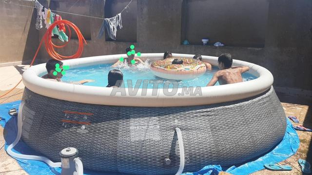 Piscine jardin ou terrasse d'une maison 🏡