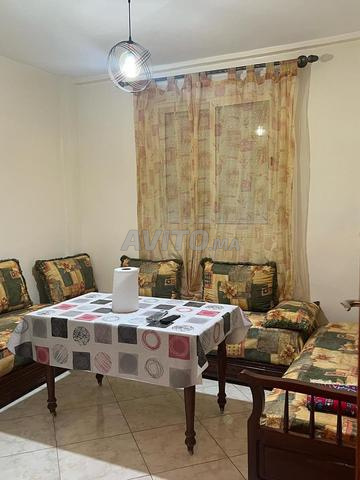 صالون مغربي عصري (خشب) مع طاولة
