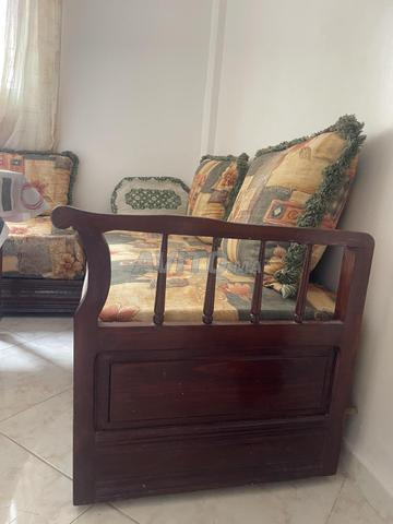 Un salon marocain moderne (bois) avec table - 2
