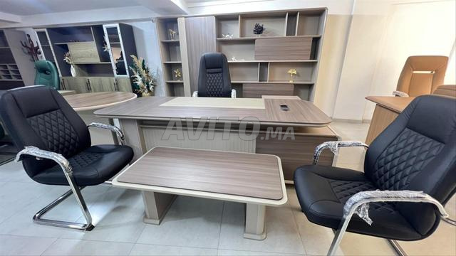 طقم مكتب مدير فاخر بتصميم راقٍ مع كراسي جلدية مطرزة