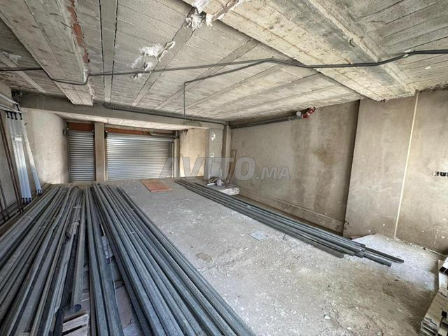 Petit Local Commercial avec Mezzanine à Branes 2