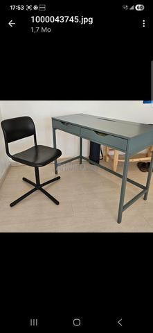 Bureau et chaises