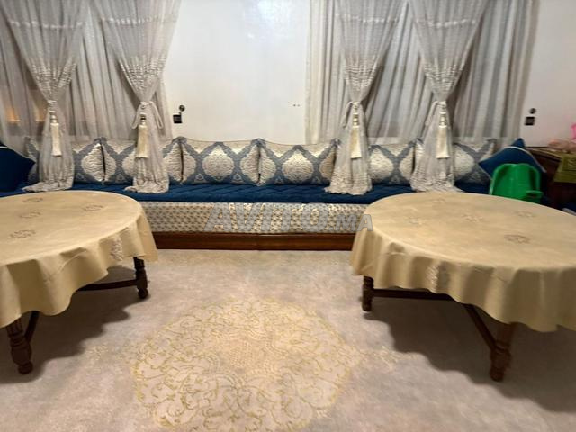 صالون كامل مع ستائر وطاولات - 2
