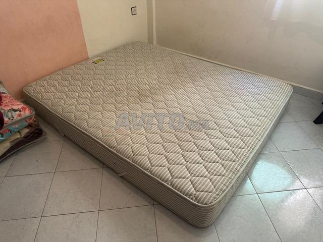 Un lit deux places, matelas 190x160cm - 2