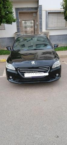 Voiture Peugeot 301 modèle 2015 en excellent état à vendre.