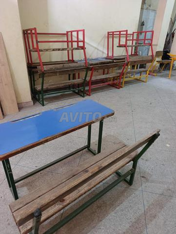 مقاعد مدرسية بحالة جيدة