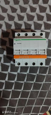 Disjoncteur Schneider C6 4 pôles - 2
