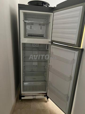Réfrigérateur et 3 tables de salon et une à manger - 2