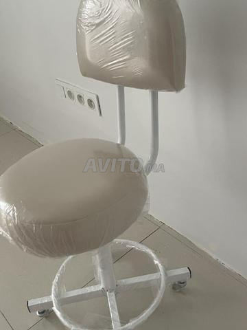 Tabouret neuf avec dossier - 2