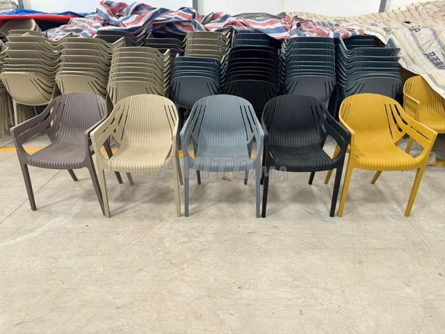 Chaises et tables alliant élégance et qualité