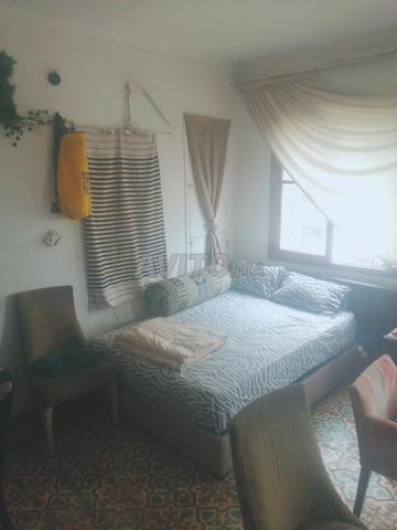 Salon meublé en colocation dans un appartement