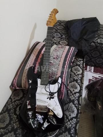 جيتار كهربائي ستراتوكاستر مع مضخم صوت