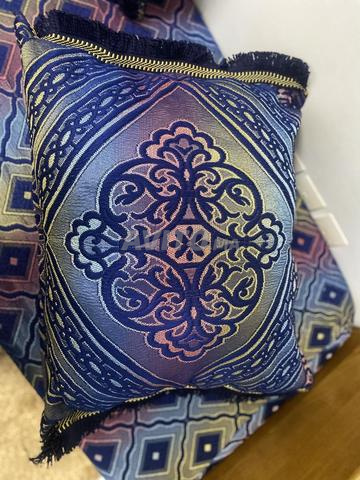 Trois tapis de salon et 18 coussins - 2