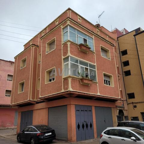 Appartement 3 façades et 2 magasins