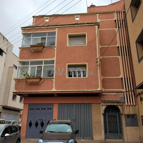 Appartement 3 façades et 2 magasins