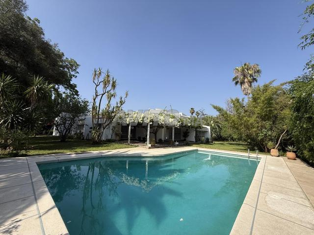 Villa avec Piscine à Louer Souissi RABAT