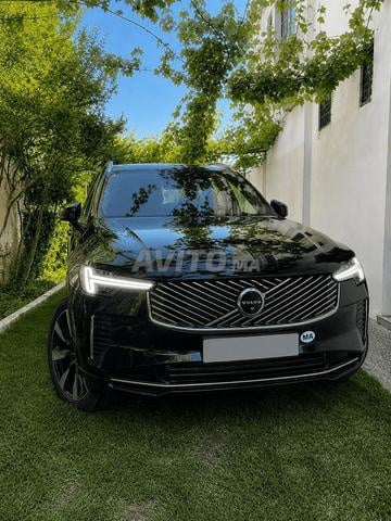 فولفو XC90 T8 موديل 2025 - سيارة عائلية رياضية متعددة الاستخدامات