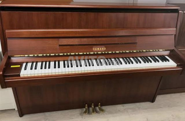 بيانو Yamaha عمودي