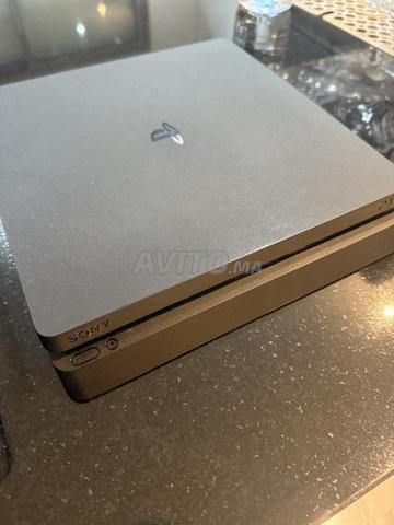 2 PS4 slim et 4 manettes (1 manette avec défaut) - 2