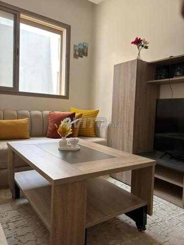 طاولة مع وحدة تلفاز