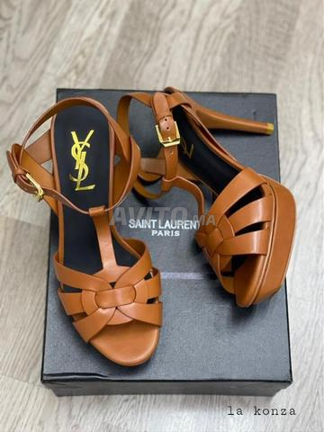 كعب نسائي فاخر من الجلد YSL6790