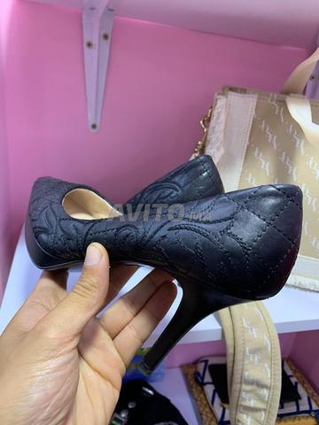 ESCARPINS VERSACE EN CUIR NOIR MATELASSÉ - 2