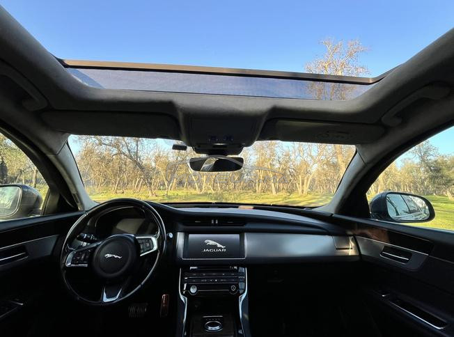 Jaguar XF Black Edition  