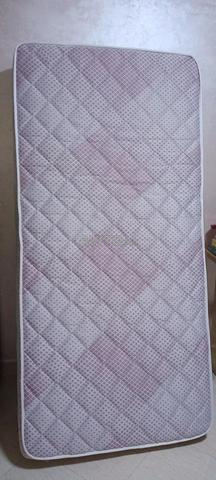 deux lits avec matelas en bon état  - 2