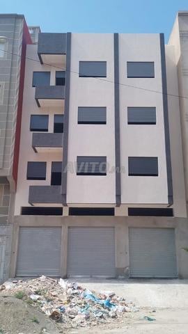 منزل بثلاثة طوابق مع مرآب.