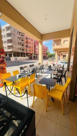Café snack entièrement équipé à louer, emplacement sur rue