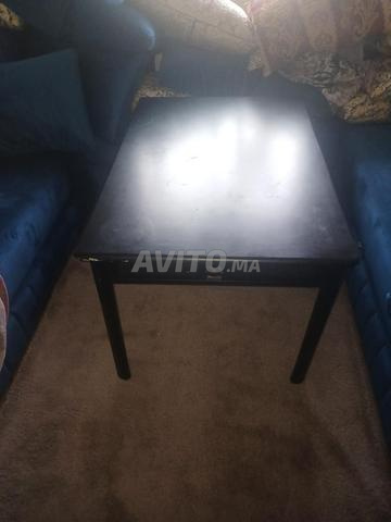 Table de salon encore propre, bienvenue à ceux qui la veulent