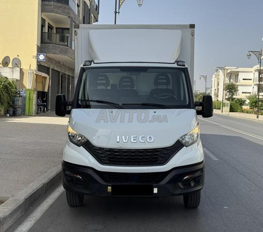 شاحنة ايفيكو دايلي مع رافعة خلفية 2022 ديزل في فاس